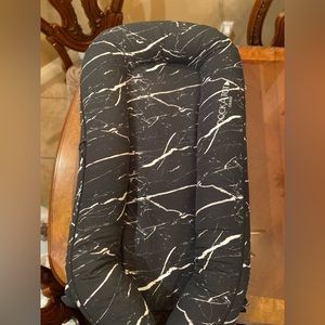 Dockatot Grand in Black Marble DISCONTINUED rare print. Barely used.